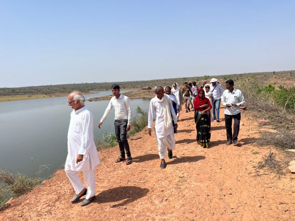 मानव जब ज़ोर लगाता है, पत्थर पानी बन जाता है